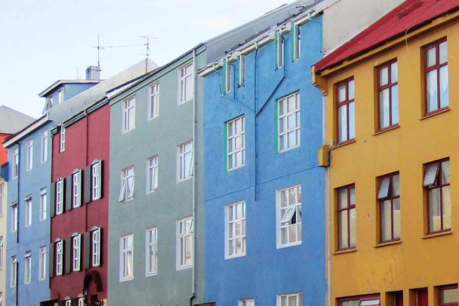 Húsalengja í glaðlegum skærum litum.