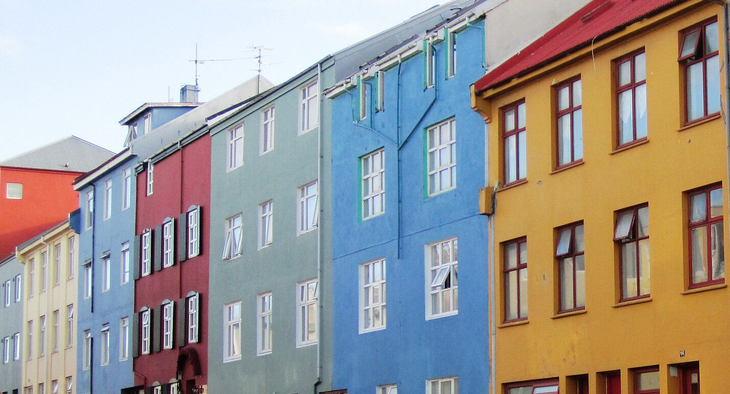 Húsnæðismál Húsalengja í glaðlegum skærum litum.