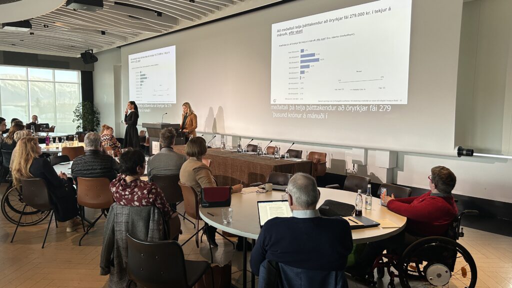 Fyrirlesari kynnir niðurstöður könnunar á málþingi.