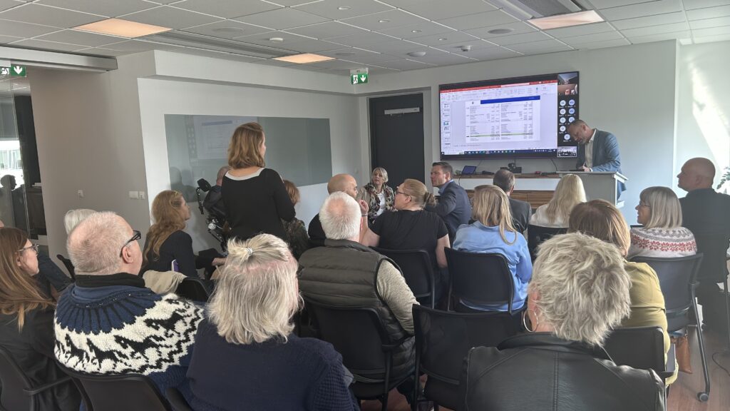 Guðmundur Ingi Guðbrandsson, félags- og vinnumarkaðsráðherra, heldur fyrirlestur á formannafundi ÖBÍ réttindasamtaka.