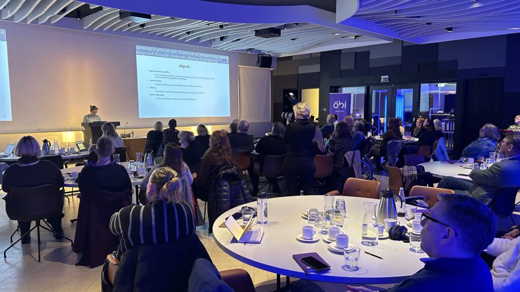 Fullur salur af gestum hlustar á erindi á Námsstefnu ÖBÍ á Grand hóteli.