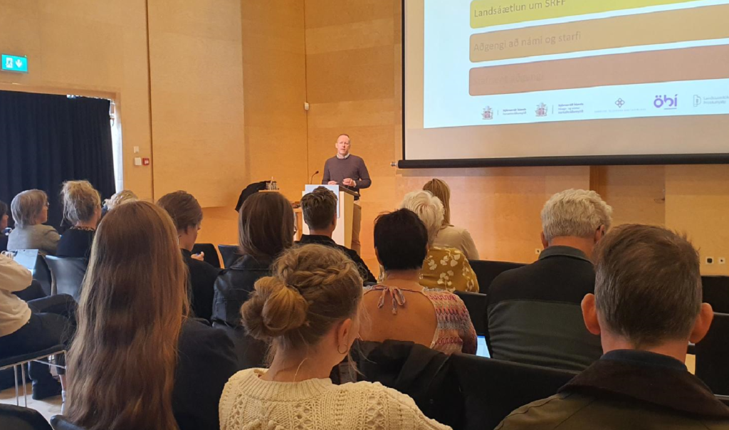 Ráðherra heldur erindi á samráðsfundi á Akureyri.