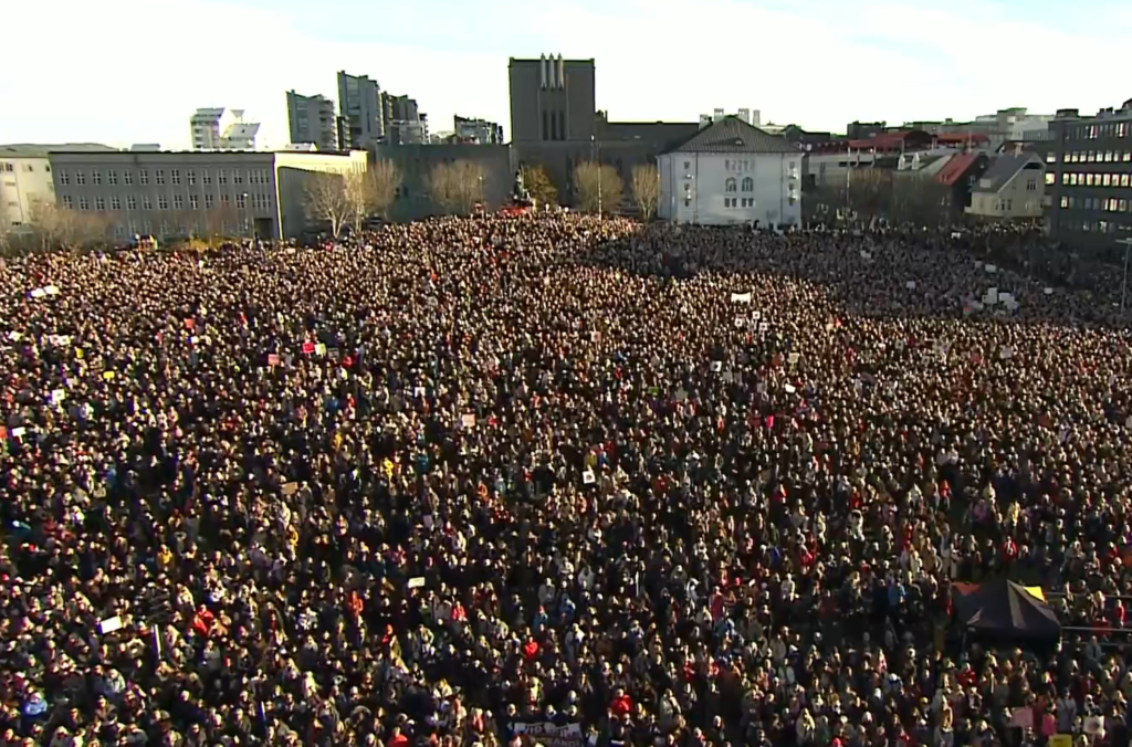 Kvennaverkfall-ruv.is Yfirlitsmynd yfir Arnarhól af þúsundum kvenna og kvám