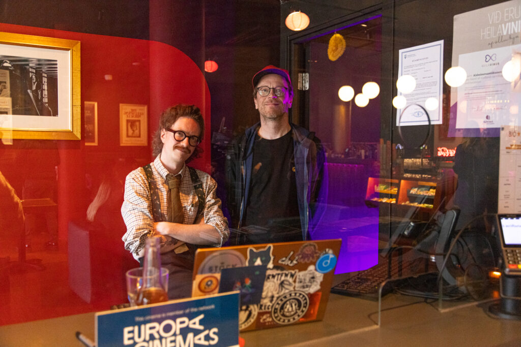 Fjólublátt ljós við barinn