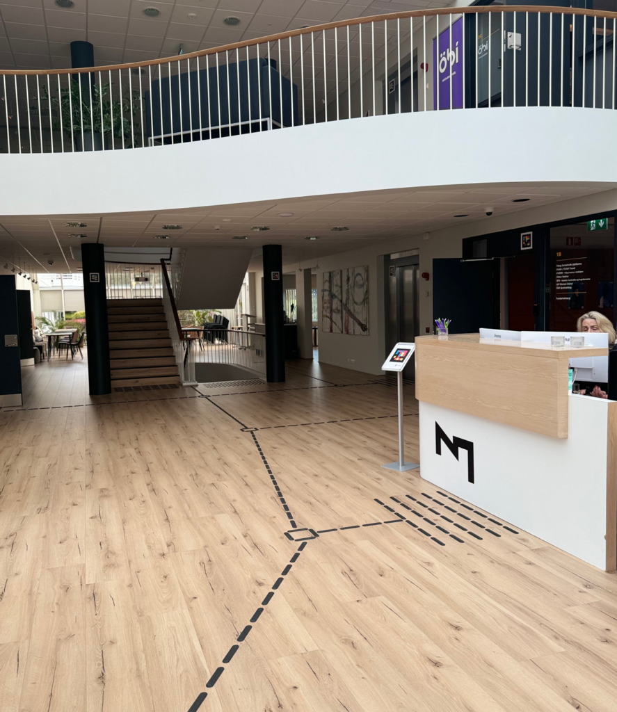 Mannréttindahúsið Inní Mannréttindahúsinu, leiðarlínur sjást vel við inngang og aðeins í svört tröppunefin á stiganum og lyftu.