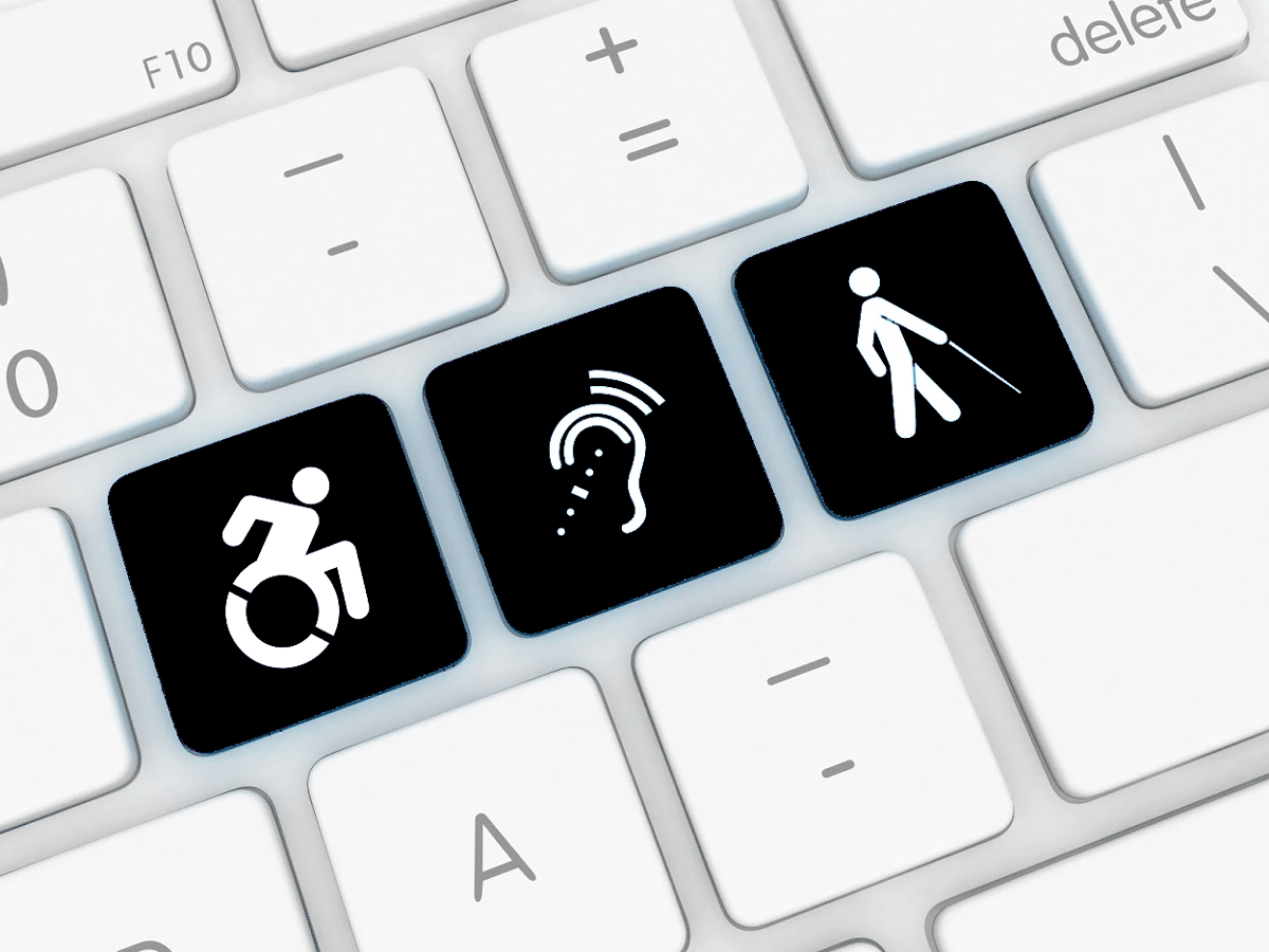 Stafrænt-aðgengi-lyklaborð Mynd af lyklaborði þar sem eru þrír hnappar með táknum aðgengis: þ.e. fólk sem er 1) hreyfihamlað 2) með heyrnaskerðingu 3) fólks sem er blint eða með sjónskerðingu