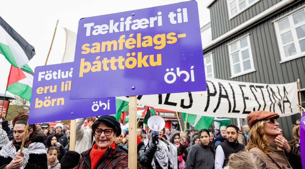 Mynd af fjölda fólks í réttindagöngunni. Þau kröfuspjöld ÖBÍ sem eru sjáanleg eru 1. Tækifæri til samfélagsþátttöku og 2. Fötluð börn eru líka börn. Forgöngufáni Frjáls Palestína sést einnig á myndinni.