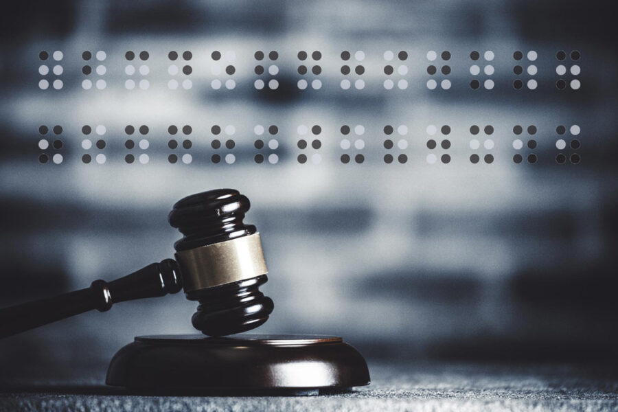 Samsett mynd sýnir dómarahamar á borði, bakgrunnur er blurraður Þar er texti á punktaletri (e. braille), sem tengir saman lög og réttlæti við aðgengi fyrir blinda og sjónskert fólk.