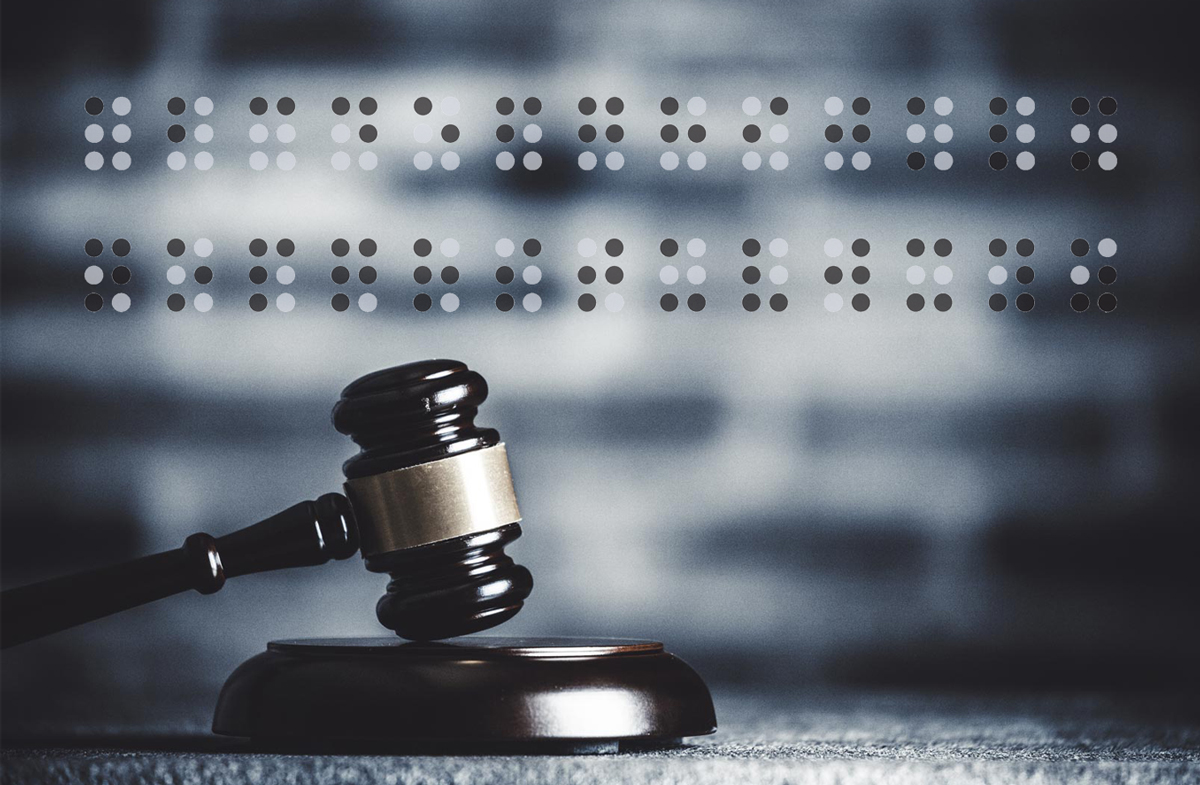 Stafrænt aðgengi – Réttarkerfið Samsett mynd sýnir dómarahamar á borði, bakgrunnur er blurraður Þar er texti á punktaletri (e. braille), sem tengir saman lög og réttlæti við aðgengi fyrir blinda og sjónskert fólk.