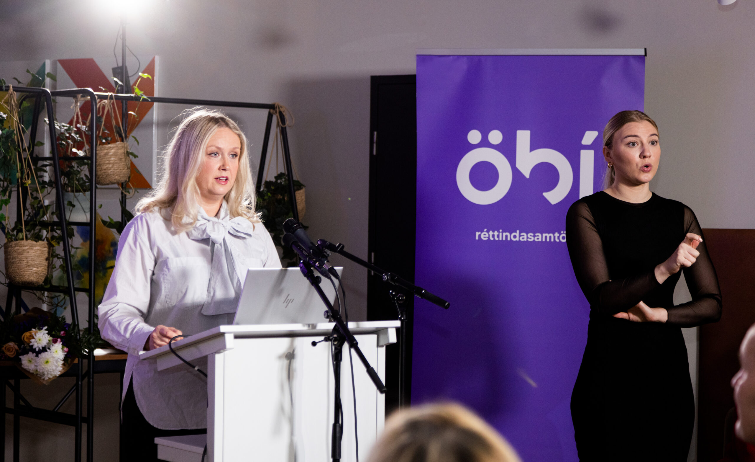 Spjald, með textanum OPIÐ fyrir tilnefningar til Hvatningarverðlauna