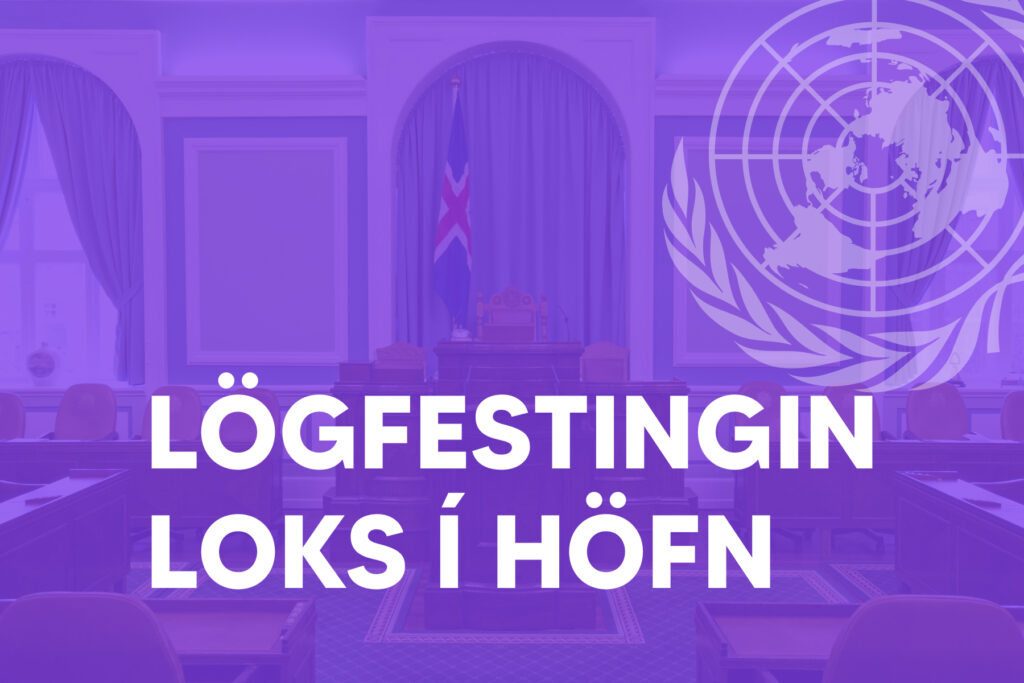 Mynd af Alþingissalnum, fjólblá slæða yfir myndinni.. Hægra megin sést merki Sameinuðu þjóðanna –Fyrir miðju er ræðupúltið, sæti forseta alþingis og íslenski fáninn. Neðst og yfir myndinni er stórir hvítir hástafir „LÖGFESTINGIN LOKS Í HÖFN“.“