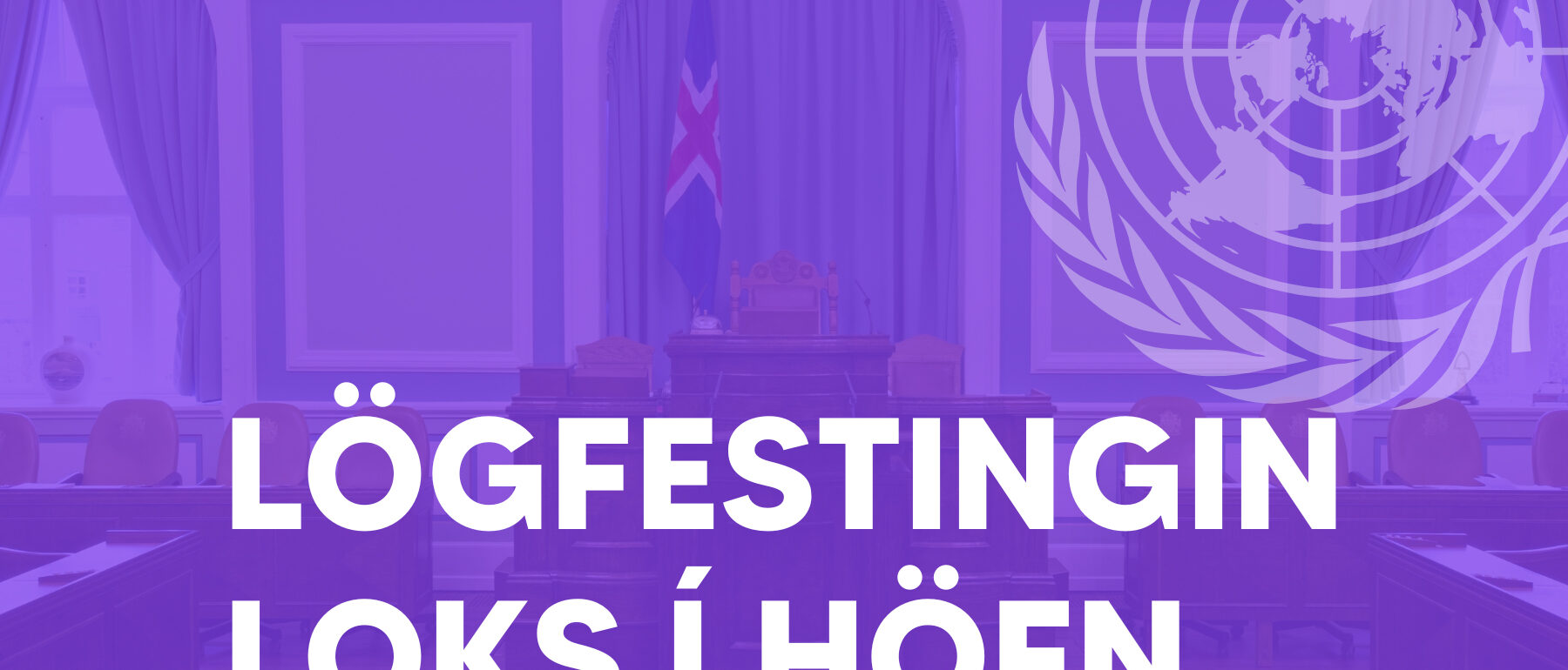 Mynd af Alþingissalnum, fjólblá slæða yfir myndinni.. Hægra megin sést merki Sameinuðu þjóðanna –Fyrir miðju er ræðupúltið, sæti forseta alþingis og íslenski fáninn. Neðst og yfir myndinni er stórir hvítir hástafir „LÖGFESTINGIN LOKS Í HÖFN“.“