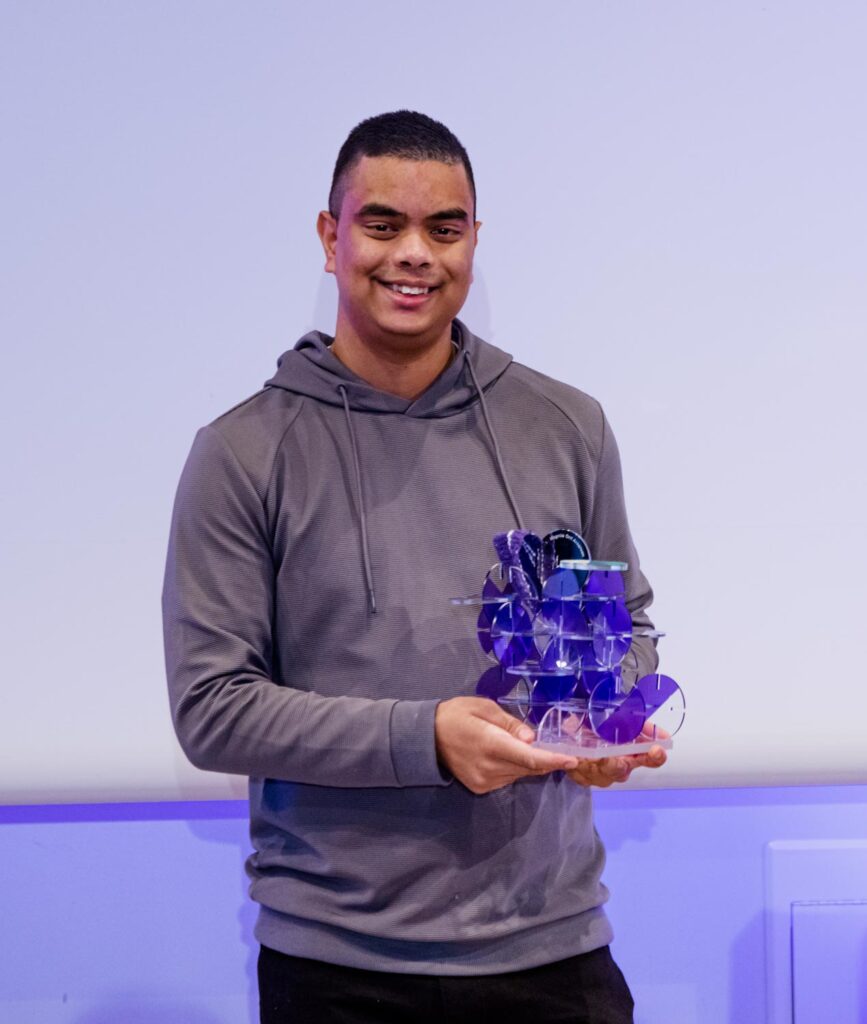 Magnús brosandi með verðlaunagrip Hvatningarverðlauna ÖBÍ