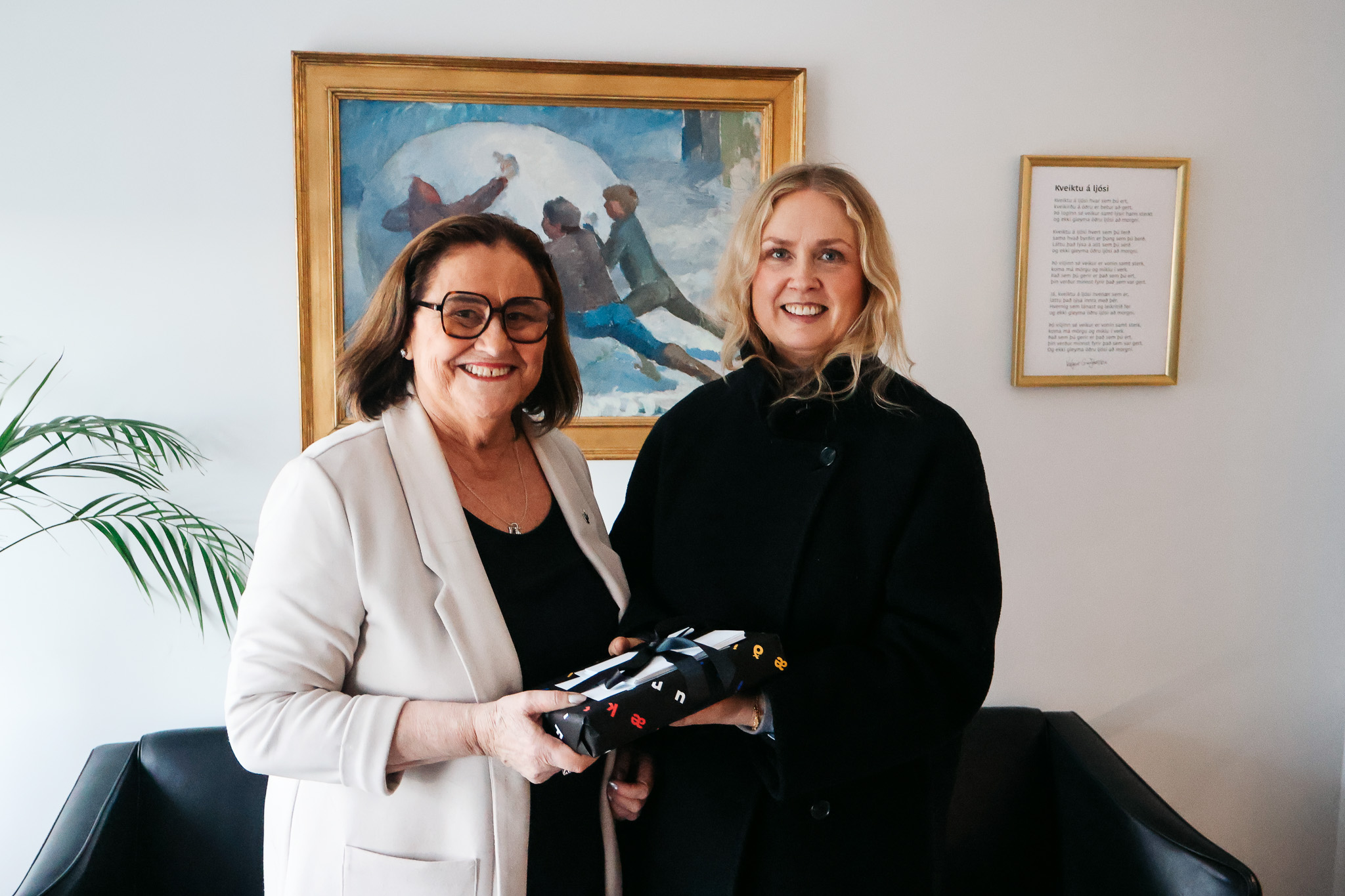 Lögfestingargjöf afhent ráðuneytum landsins