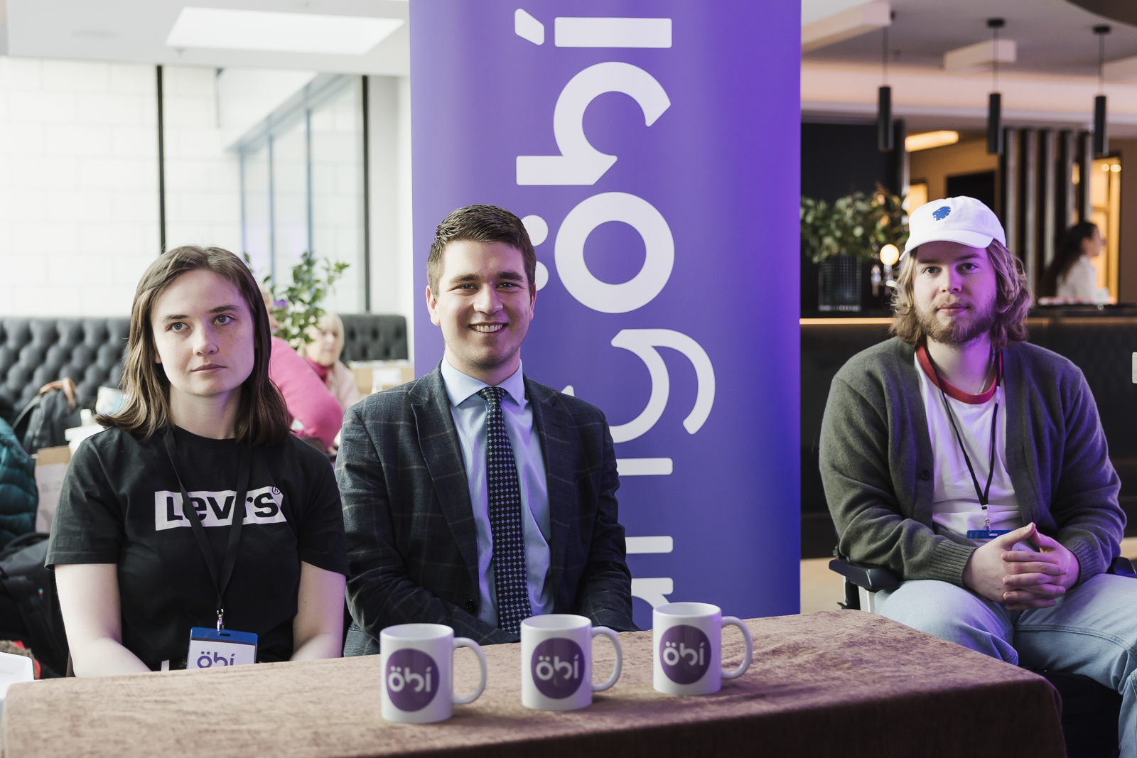 Eiður Welding formaður UngÖBÍ ásamt tveimur úr hónum. ÖBÍ-merktir bollar á borði. og merki UngÖBÍ á fána í bakgrunni.