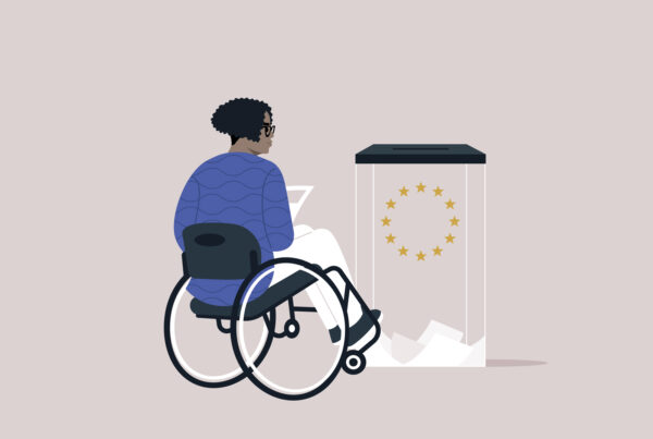 Teiknuð mynd af konu í hjólastól að kjósa. Merki Evrópusambandins á kjörkassanum.