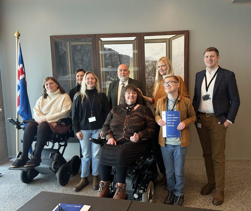 Hópmynd af vinnuhópnum ásamt Loga Má Einarssyni ráðherra.