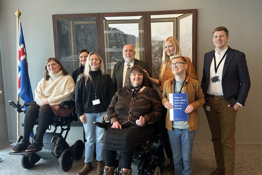 Hópmynd af vinnuhópnum ásamt Loga Má Einarssyni ráðherra.