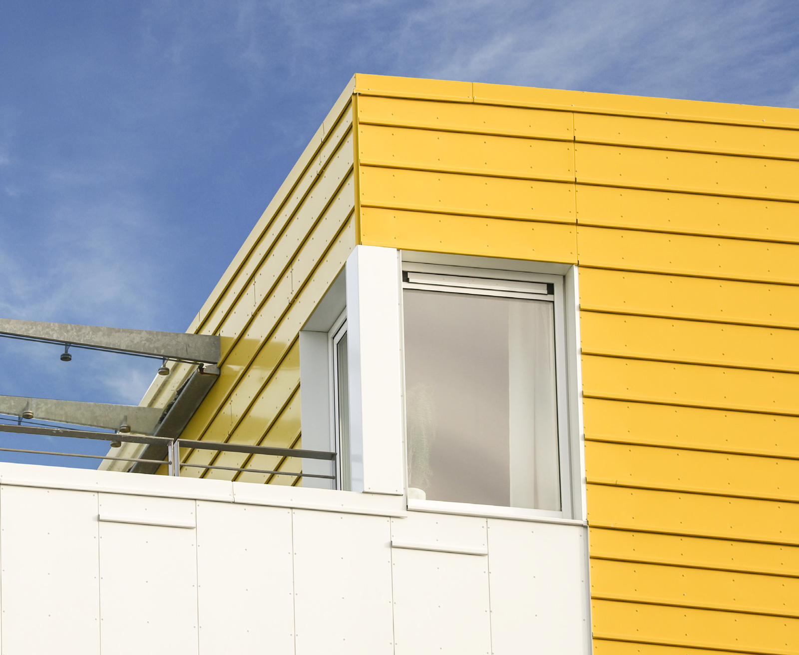 Hús, sólargult að lit og himinn